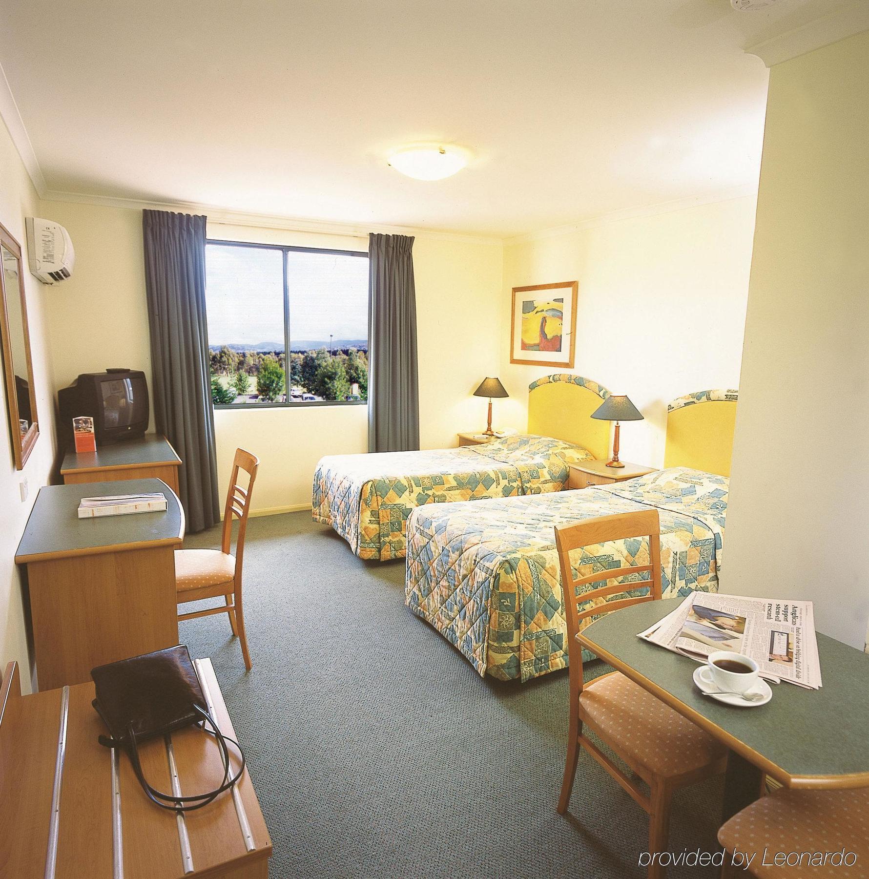 Alpha Hotel Canberra Room photo