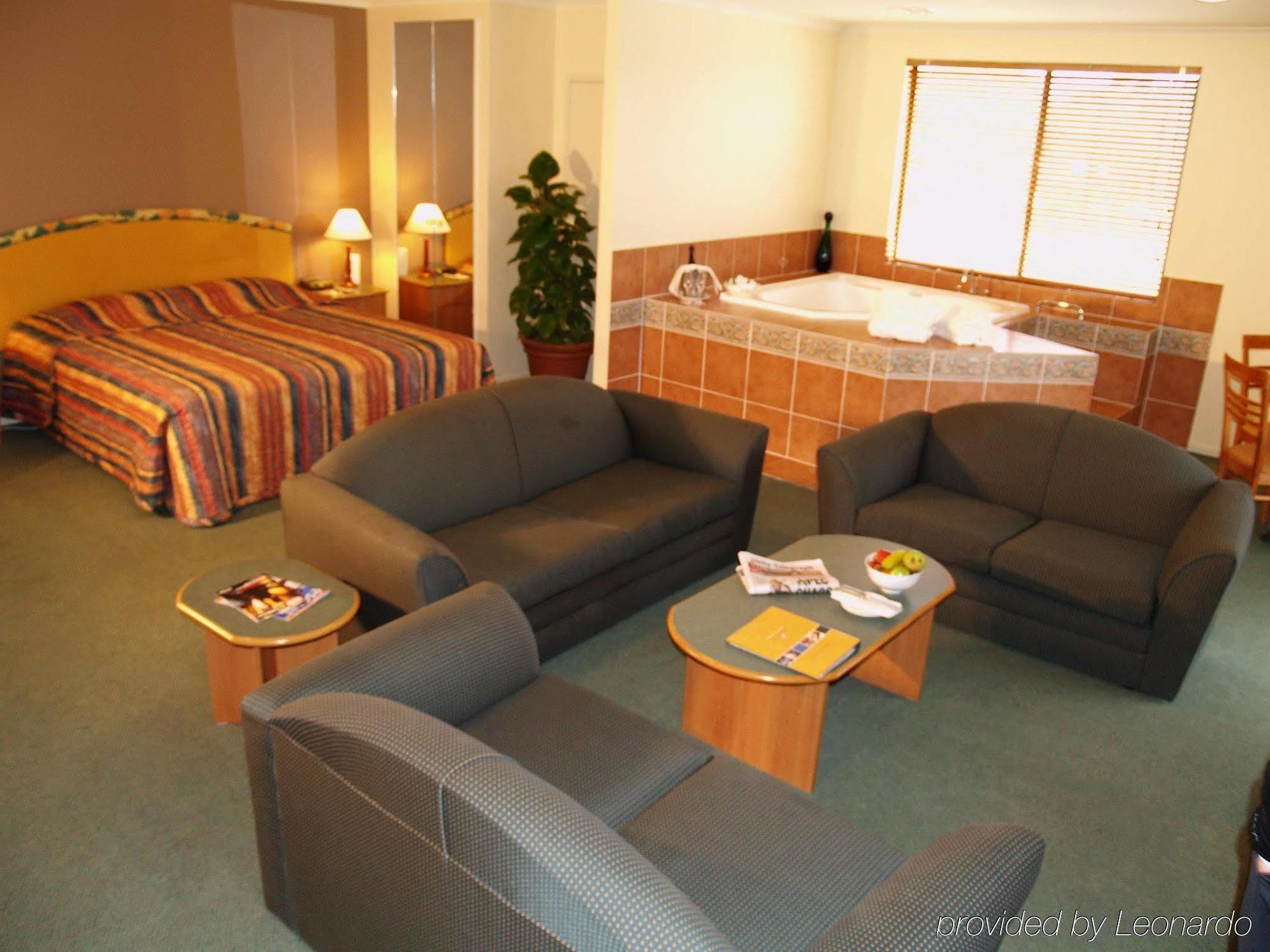 Alpha Hotel Canberra Room photo
