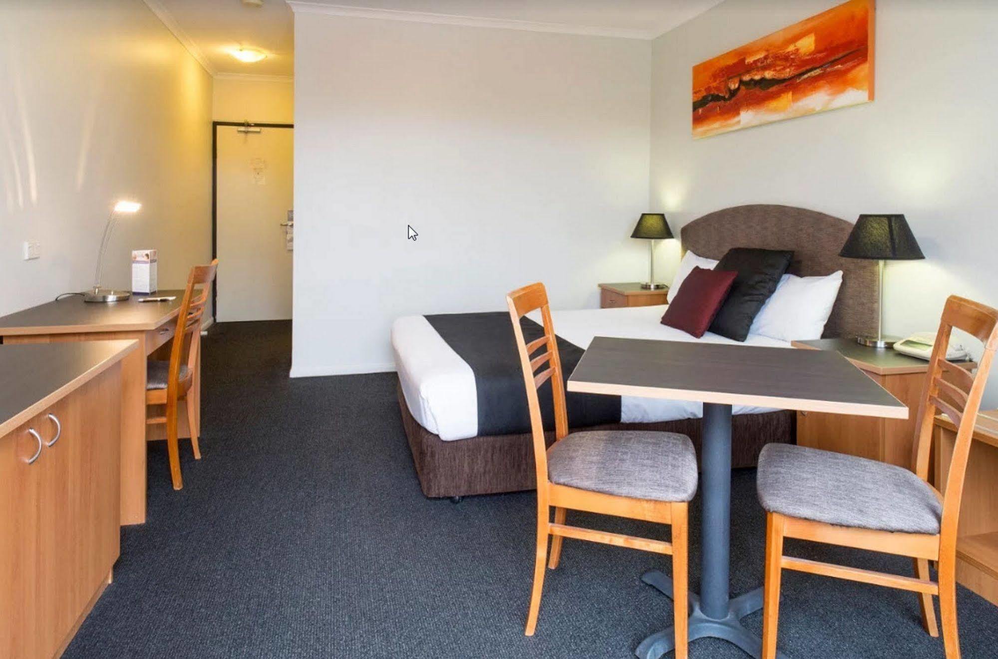 Alpha Hotel Canberra Exterior photo