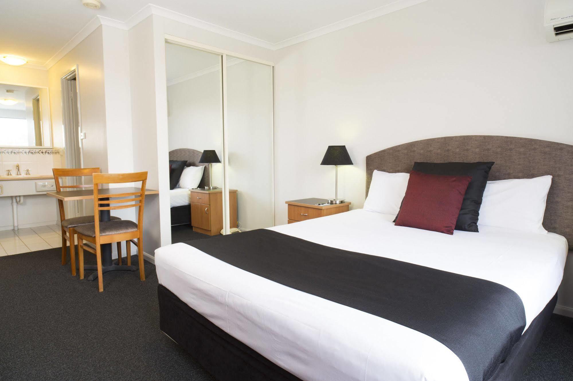 Alpha Hotel Canberra Exterior photo